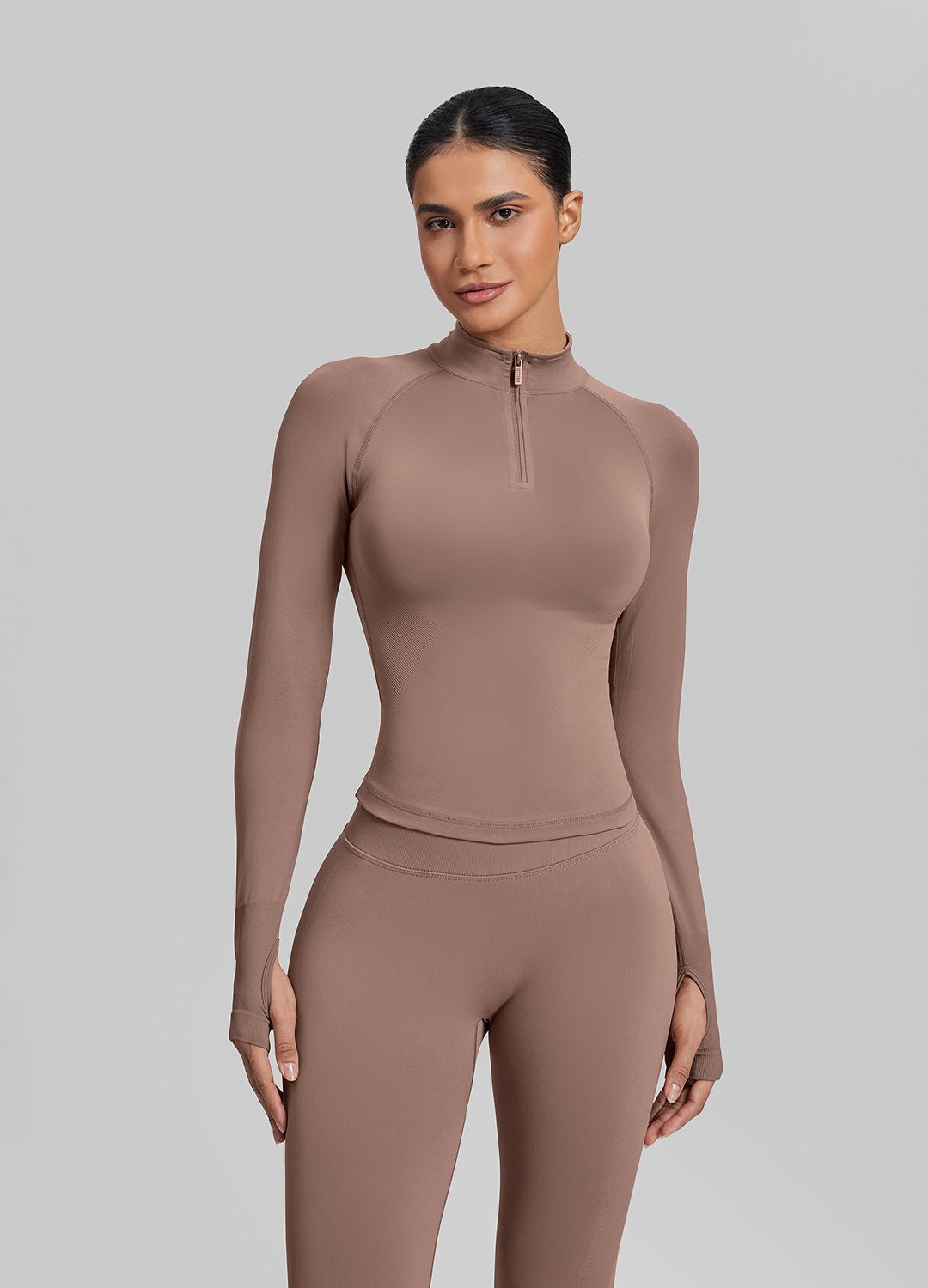 Haut mi-zippé en tricot sergé sans coutures, près du corps, coupe longue, avec passe-pouces