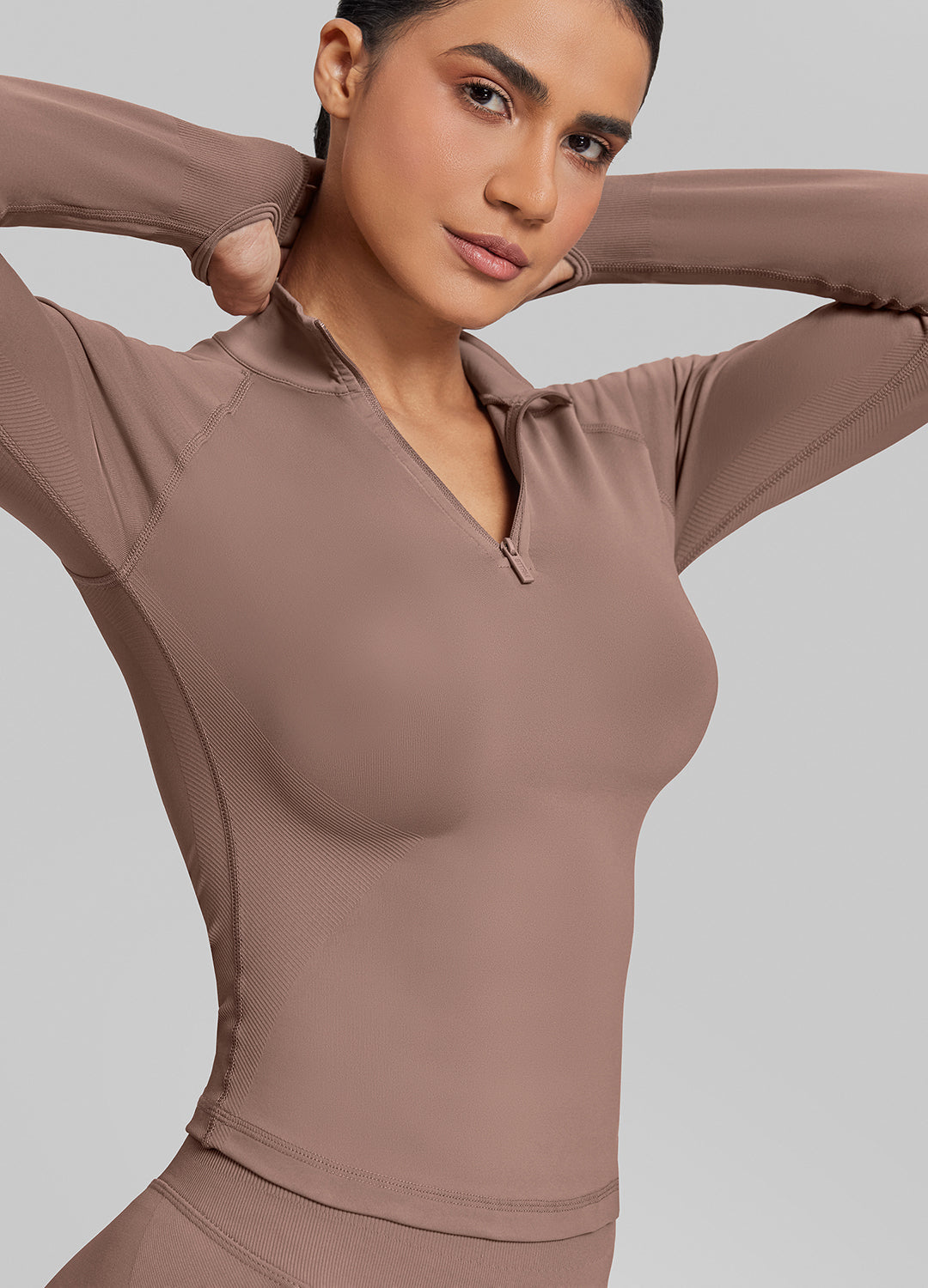 Haut mi-zippé en tricot sergé sans coutures, près du corps, coupe longue, avec passe-pouces