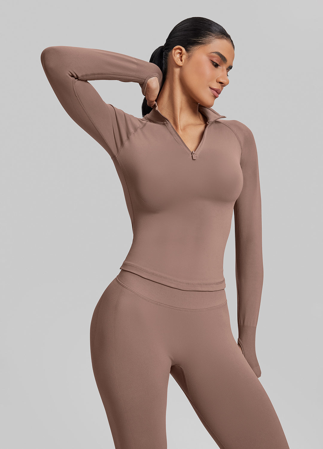 Haut mi-zippé en tricot sergé sans coutures, près du corps, coupe longue, avec passe-pouces