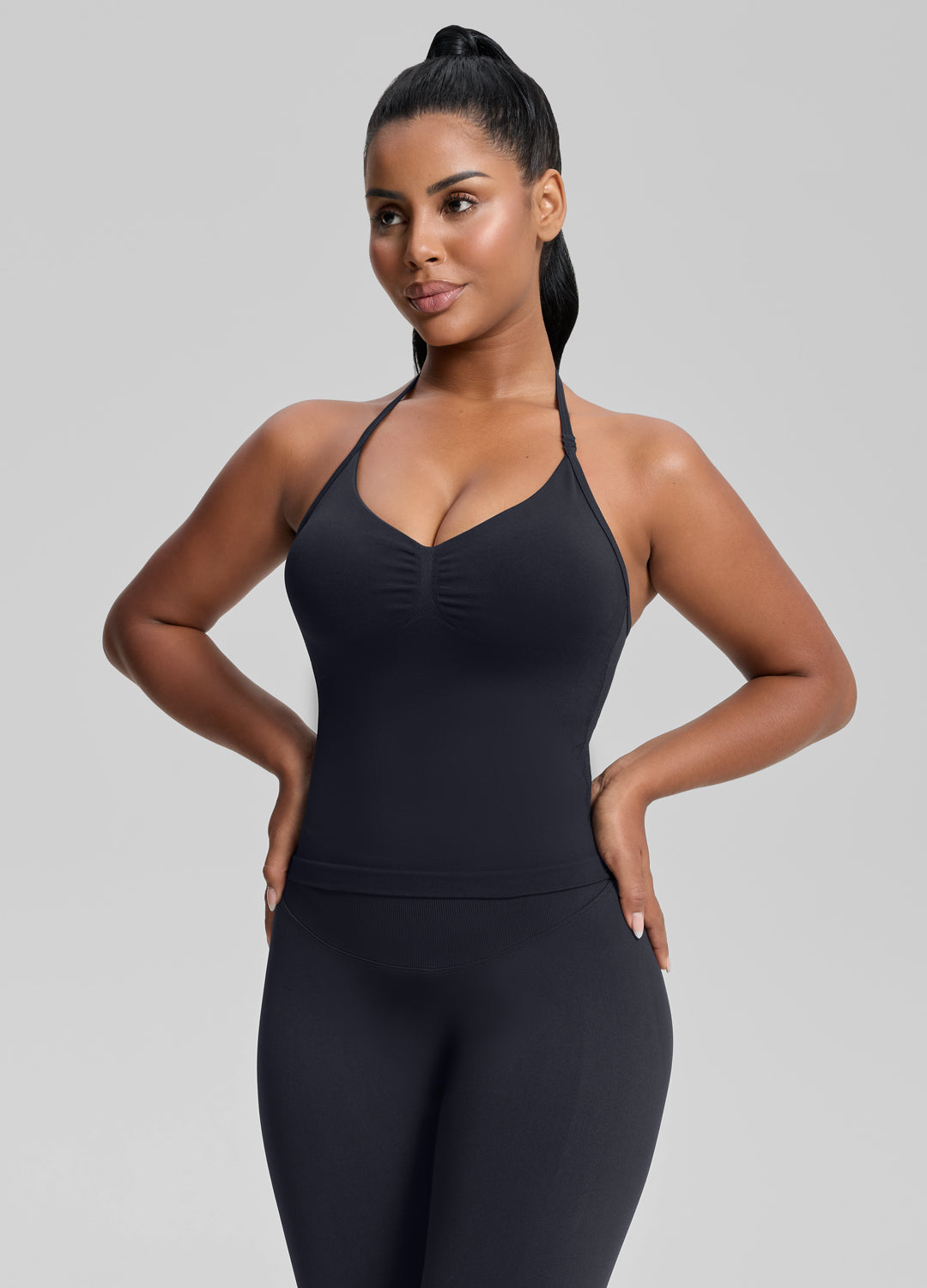 Débardeur caraco en tricot sergé, coupe ajustée, avec soutien-gorge intégré et encolure dos nu.