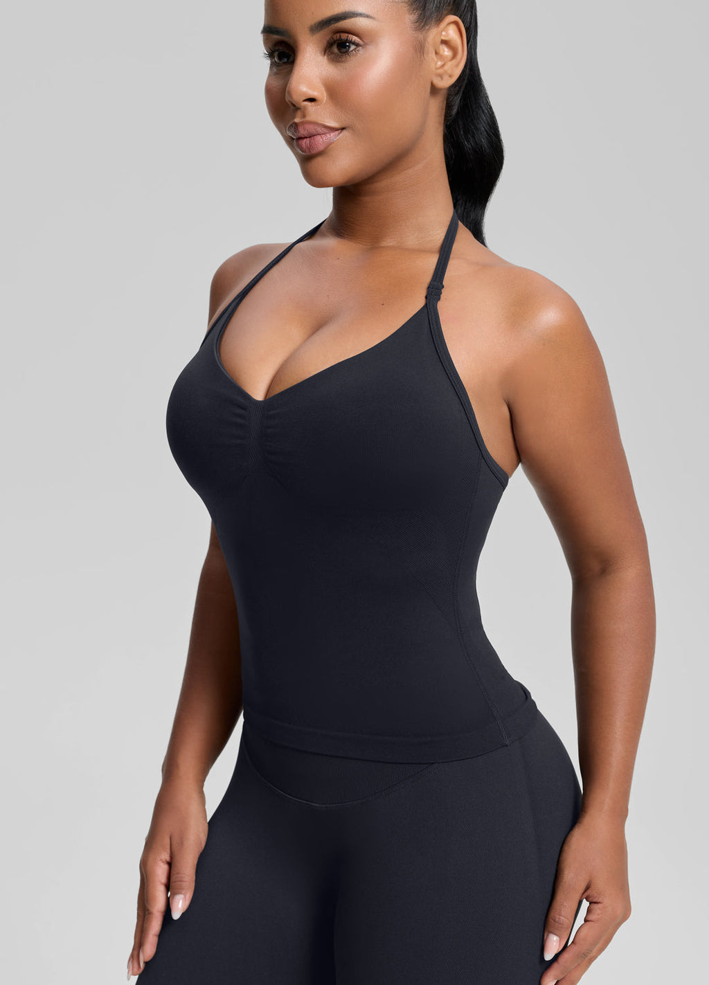 Débardeur caraco en tricot sergé, coupe ajustée, avec soutien-gorge intégré et encolure dos nu.