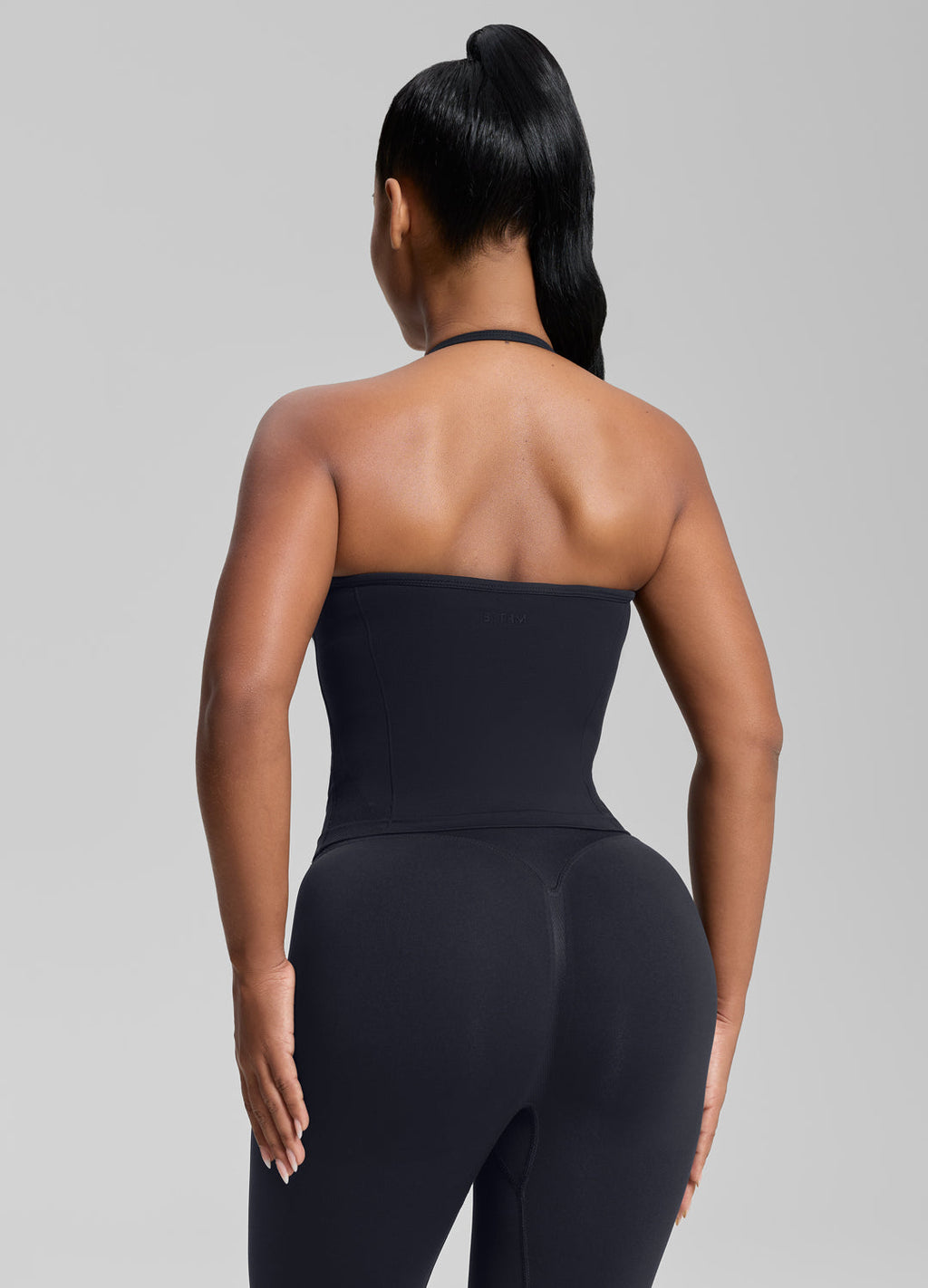 Débardeur caraco en tricot sergé, coupe ajustée, avec soutien-gorge intégré et encolure dos nu.