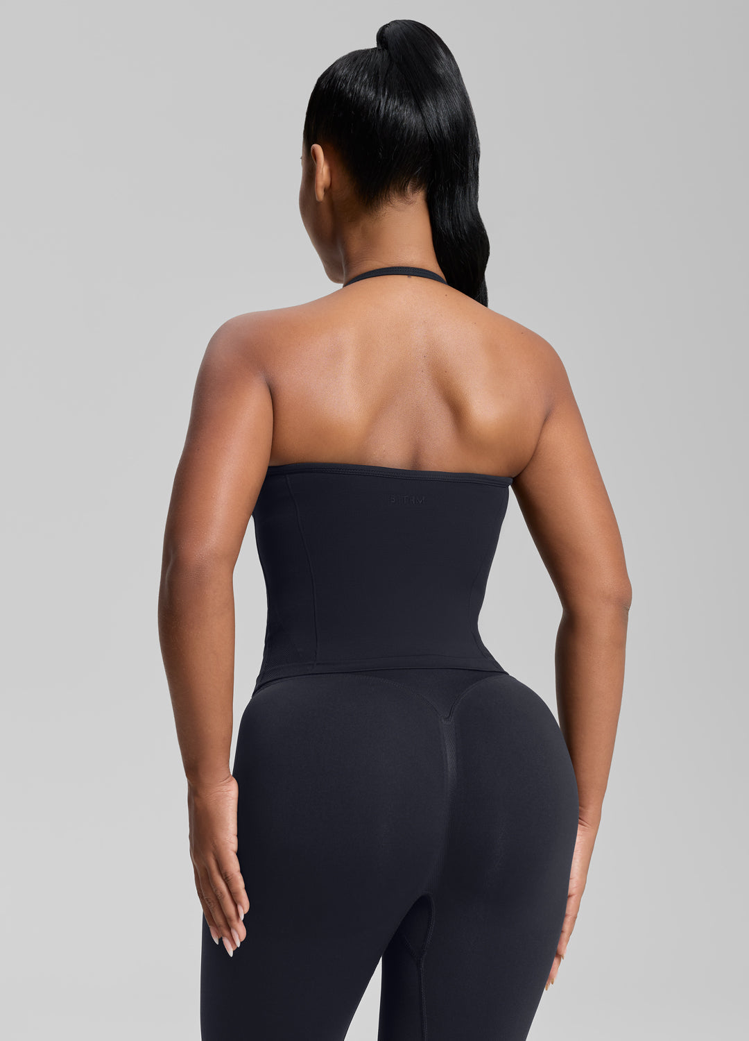 Débardeur caraco en tricot sergé, coupe ajustée, avec soutien-gorge intégré et encolure dos nu.