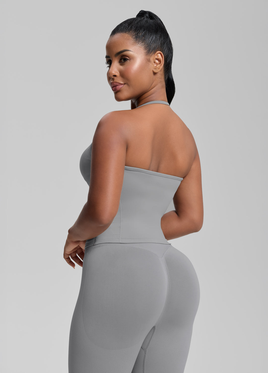 Débardeur en tricot sergé avec soutien-gorge intégré, coupe ajustée et encolure dos nu.