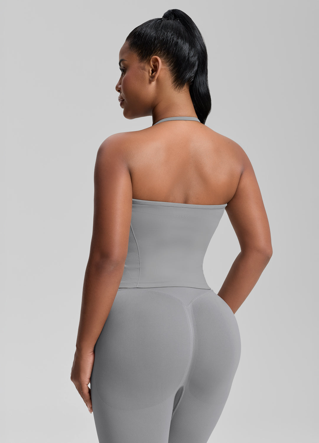 Débardeur en tricot sergé avec soutien-gorge intégré, coupe ajustée et encolure dos nu.