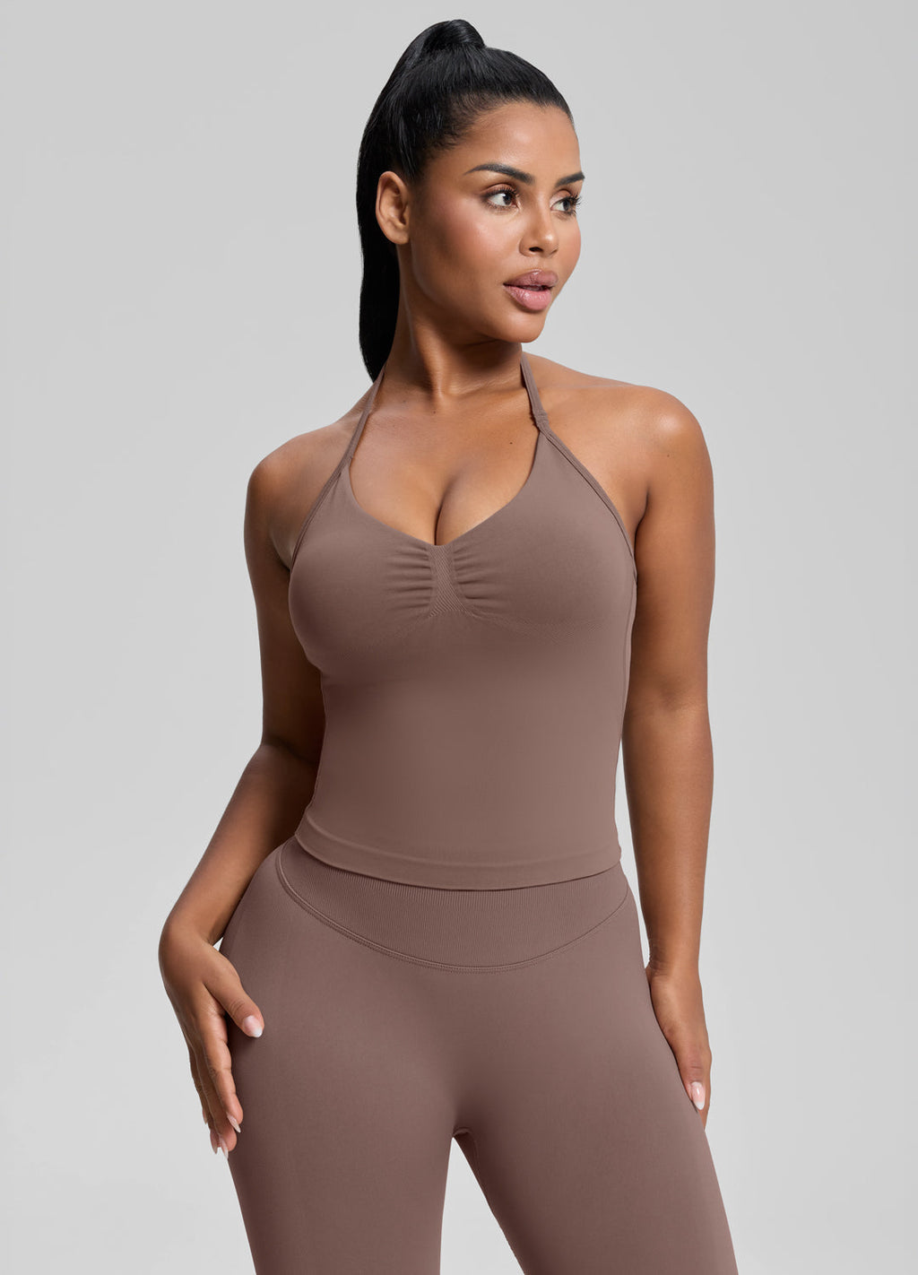 Débardeur en maille sergé avec soutien-gorge intégré, coupe ajustée et encolure dos nu longue.