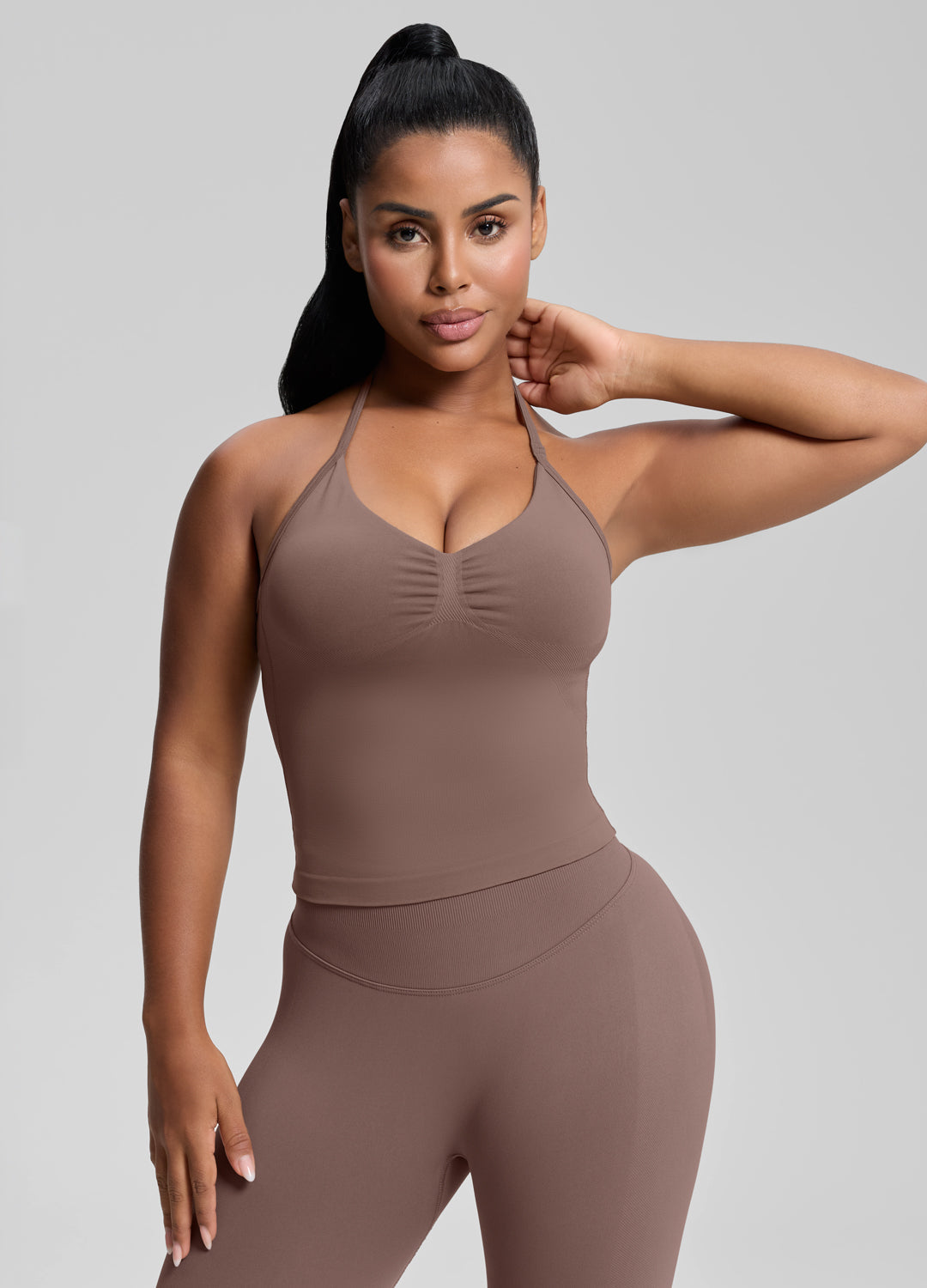 Débardeur en maille sergé avec soutien-gorge intégré, coupe ajustée et encolure dos nu longue.