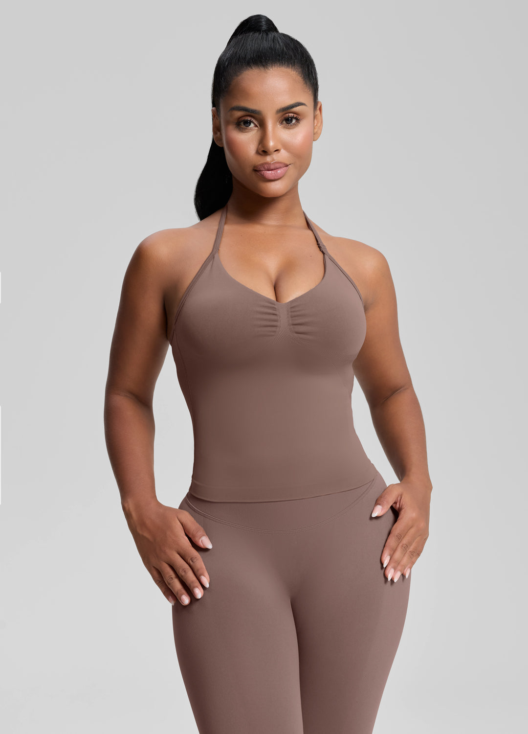 Débardeur en maille sergé avec soutien-gorge intégré, coupe ajustée et encolure dos nu longue.