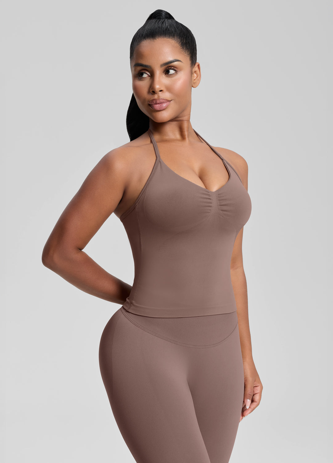 Débardeur en maille sergé avec soutien-gorge intégré, coupe ajustée et encolure dos nu longue.