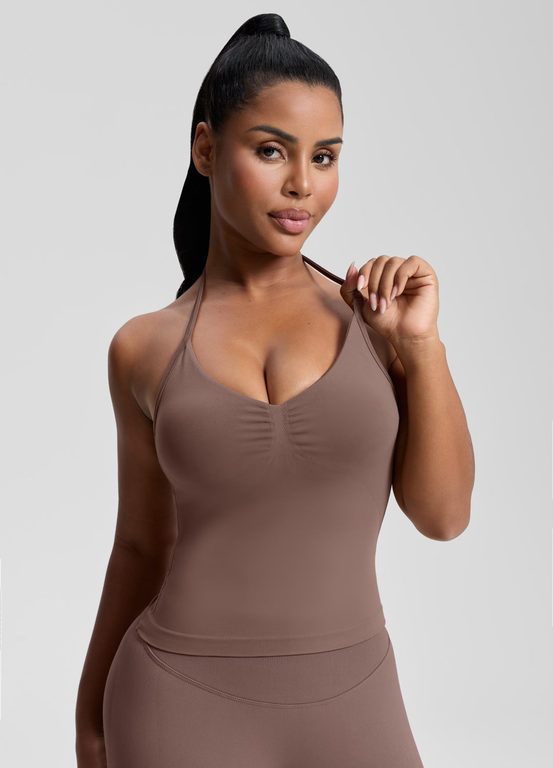 Débardeur en maille sergé avec soutien-gorge intégré, coupe ajustée et encolure dos nu longue.