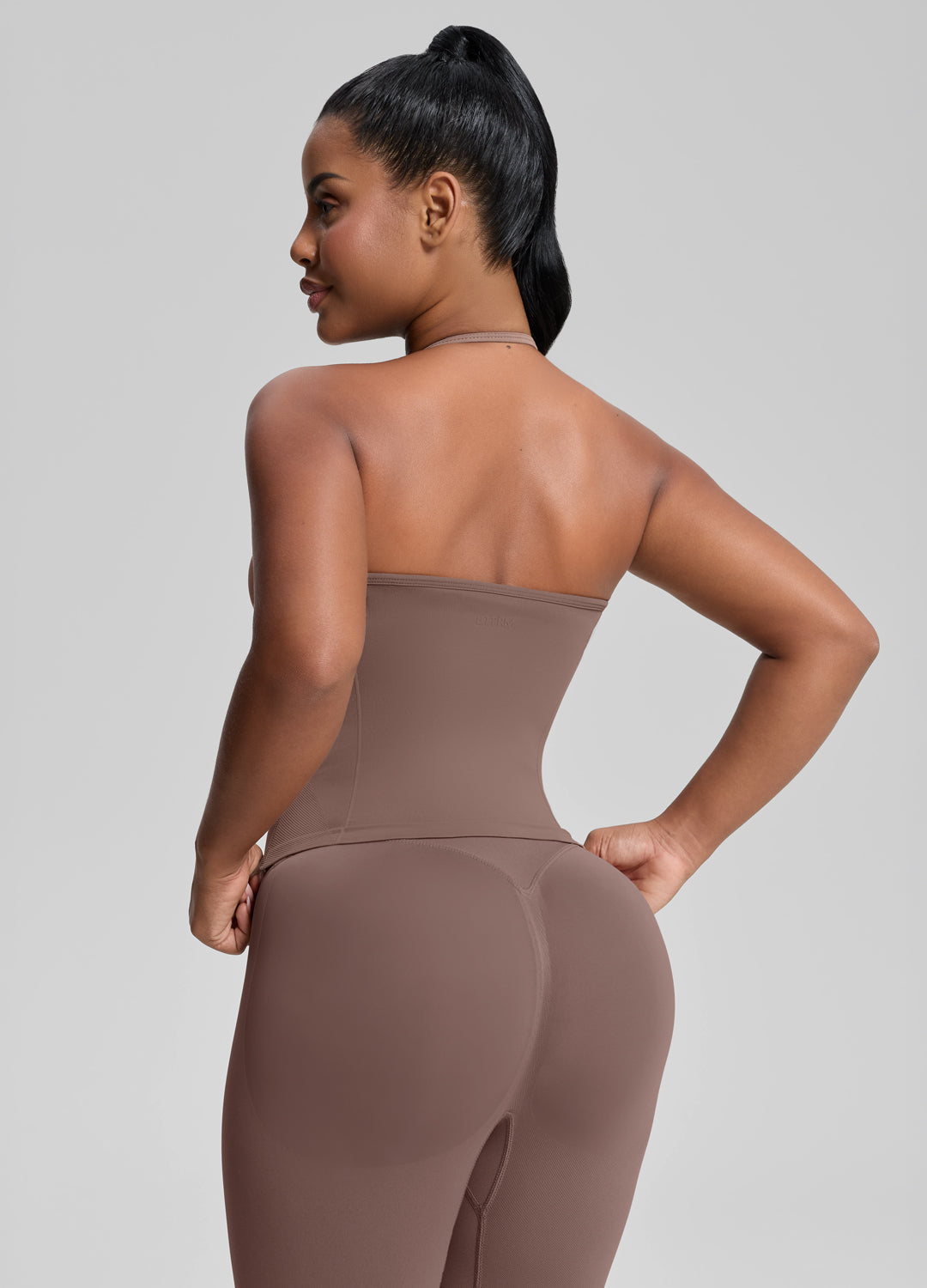 Débardeur en maille sergé avec soutien-gorge intégré, coupe ajustée et encolure dos nu longue.