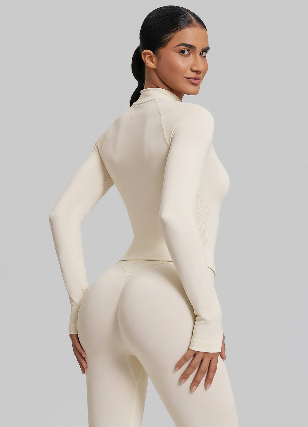 Haut en tricot sergé sans couture à coupe ajustée avec fermeture éclair mi-longue et trous pour les pouces